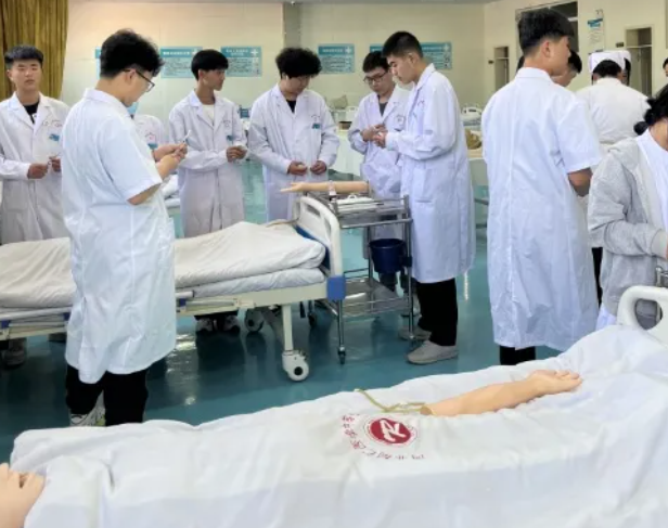 河北同仁医学中等专业学校(河北同仁医学院)新校区护理设备图片