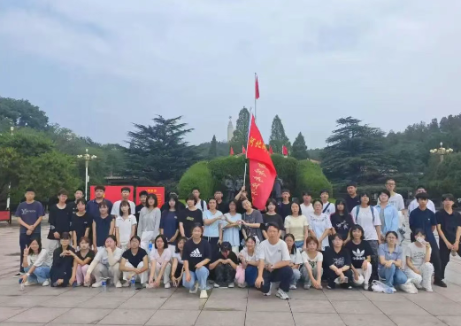 河北同仁医学中等专业学校(河北同仁医学院)第一期全体精英班师生前往革命圣地西柏坡